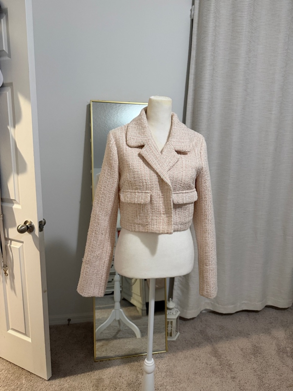 Cropped Bouclé Jacket in Light Pink